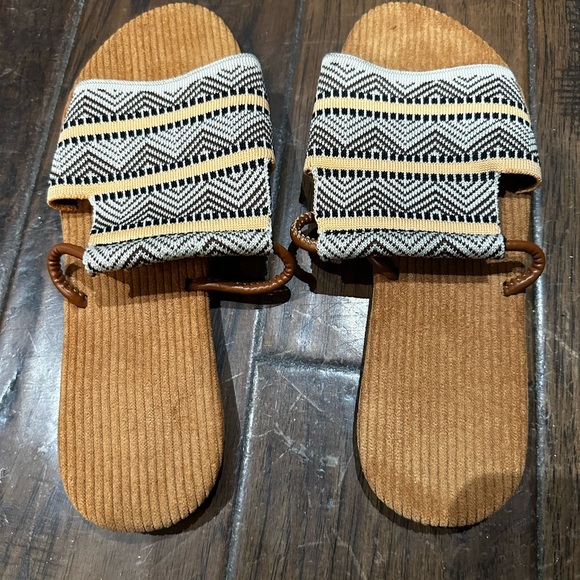 No Label Shoes - Stylish Tan and Black Patterned Flats‎
